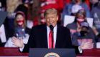 ترامب ينشد حب النساء قبل سباق البيت الأبيض