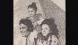 صور نادرة من حياة الفنان محمود ياسين.. ضحك ولعب وجد وحب