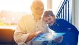 عملية احتيال قديمة تكشف سر كراهية المسنين للتكنولوجيا