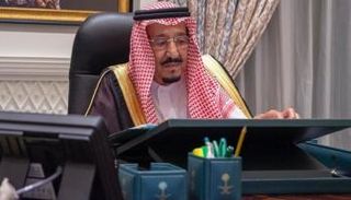 العاهل السعودي خلال ترؤسه اجتماع مجلس الوزراء