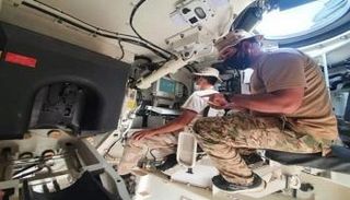 ضباط أتراك خلال تدريب المرتزقة على قيادة الدبابات في ليبيا