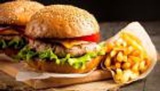 شبح الوجبات السريعة.. حظر الإعلانات يقلل سمنة الأطفال