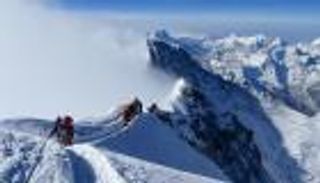 مصرع متسلقة سقطت من قمة جبال الألب