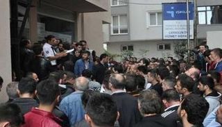 أتراك يبحثون عن عمل في إحدى الشركات