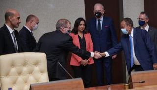 رئيس الوزراء السوداني يصافح ممثلي الشركات الأمريكية