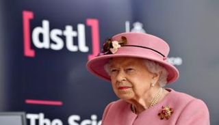 الملكة إليزابيث الثانية بدون كمامة خلال زيارتها للمعمل