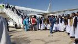 طائرة ثانية تقل أسرى محررين تصل عدن