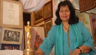 مصممة الأزياء الهندية بهانو أثايا