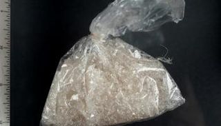 كيس يحوي بلورات الميثامفيتامين