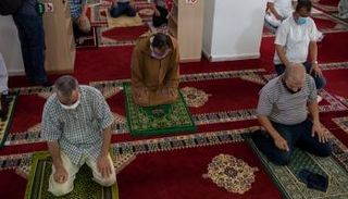 مغاربة يؤدون صلاة الجمعة بعد طول غياب بسبب كورونا