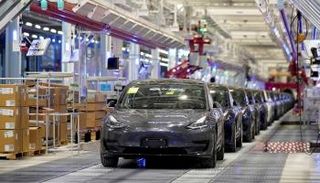 مصنع تسلا في الصين - رويترز 