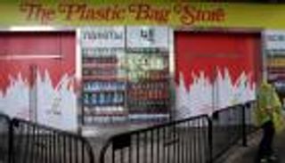 بالصور.. محل بقالة يحارب النفايات بـ"سلع بلاستيكية"