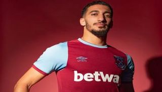 سعيد بن رحمة لاعب وست هام الإنجليزي