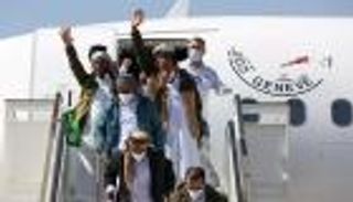 مليشيا الحوثي تعيد المختطفين على عكازات وكراسي متحركة