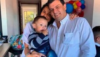 الرضيع مع والديه اللذين فقدا في الحادث