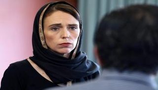 جاسيندا أردرن خلال زيارة لعائلة أحد ضحايا هجوم مسجد كرايست تشيرش