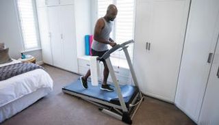 جهاز الجري يوفر درجة معينة من امتصاص الصدمات أثناء الجري