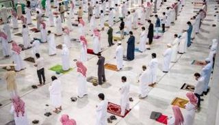 مصلون في المسجد الحرام