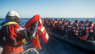 مهاجرون ليبيون بشكل غير شرعي في المياه الدولية - أرشيفية