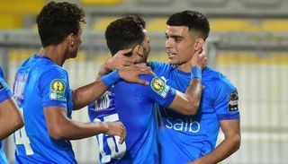 أشرف بن شرقي يحتفل مع لاعبي الزمالك