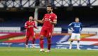 بالصور.. محمد صلاح يحتفل بمئويته مع ليفربول بحذاء "وطني"