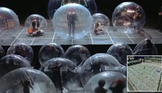 فرقة موسيقية تؤدي عرضا داخل فقاعات بلاستيكية