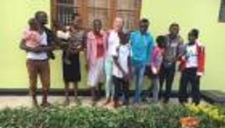 بريطانية تؤسس منزلا لأيتام تنزانيا.. استقبلت 14 طفلا حتى الآن