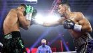 بالصور.. حكم ملاكمة يتصفح هاتفه خلال نزال.. وعقوبة قاسية تنتظره