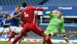 بعد "صليبي" فان ديك.. قرار مفاجئ تجاه حارس إيفرتون