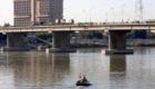 فيديو.. لحظة العثور على جثتي طفلين ألقتهما والدتهما في نهر دجلة