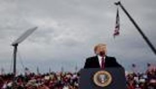 ترامب يهاجم "أغبياء" حزبه.. ويغادر القداس قبل نهايته