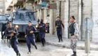 يد فتى الزرقاء المبتورة "تبطش" بالمجرمين في الأردن