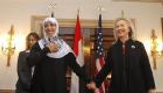 "غرام الأفاعي" برسائل كلينتون.. كرمان تعتبر هيلاري قدوتها