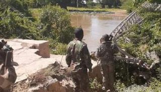 عناصر من الجيش الصومالي بموقع الهجوم