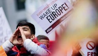 أرمن  يحتجون على الصراع بين قره باغ قرب المفوضية الأوروبية ببروكسل