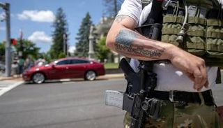 أحد أفراد الشرطة الأمريكية يقوم بتأمين لجان الاقتراع في الانتخابات المبكرة