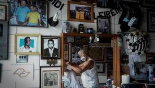 ديدي مصفف شعر بيليه في المحل الخاص به