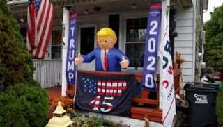 تمثال قابل للنفخ لشكل الرئيس ترامب في إحدى الشرفات في بنسلفانيا