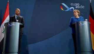 رئيس الوزراء العراقي والمستشارة الألمانية خلال المؤتمر الصحفي في برلين