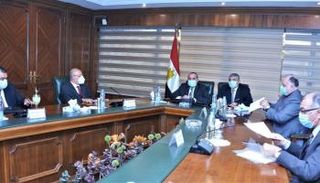 جانب من اجتماع وزير الطيران المدني المصري لمناقشة استعدادات المطارات