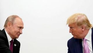 الرئيس الأمريكي ونظيره الروسي خلال لقاء سابق - رويترز 