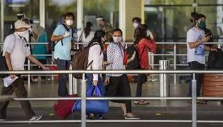 هنود بمطار مومباي