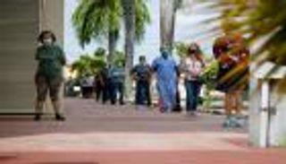 فلوريدا تبدأ التصويت المبكر بالانتخابات الأمريكية.. والكمامات تسيطر