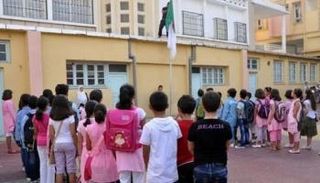 تحية علم لتلاميذ بمدرسة جزائرية - أرشيفية