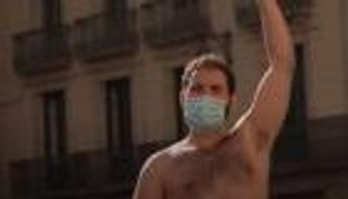 بالملابس الداخلية.. أطباء برشلونة يحتجون على "قلة الراحة"