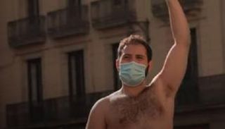 طبيب في أثناء الاحتجاجات