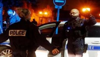 عناصر من الشرطة الفرنسية في مكان ذبح المدرس- أرشيفية