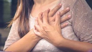 أسباب ألم الصدر.. منها الأمراض القلبية