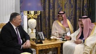 العاهل السعودي الملك سلمان وبومبيو في لقاء سابق