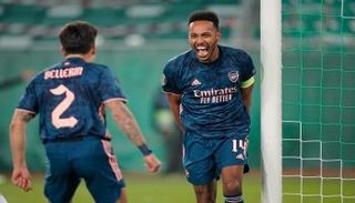 احتفال أوباميانج بهدفه أمام رابيد فيينا